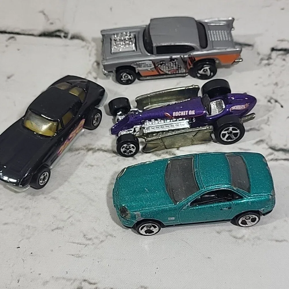 Hot Wheels Lot Of 33 Race Cars Hot Rods Trucks Die-Cast Vehicles Rolling Figures